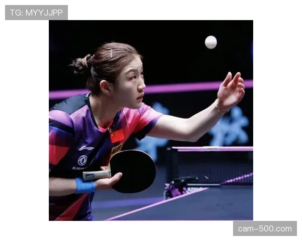 拉拉维亚抢球坐场边美女球迷旁，趣味花絮引热议