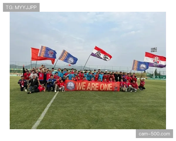 花絮：看台现感人一幕，球迷举牌祝贺患病小球员战胜病魔