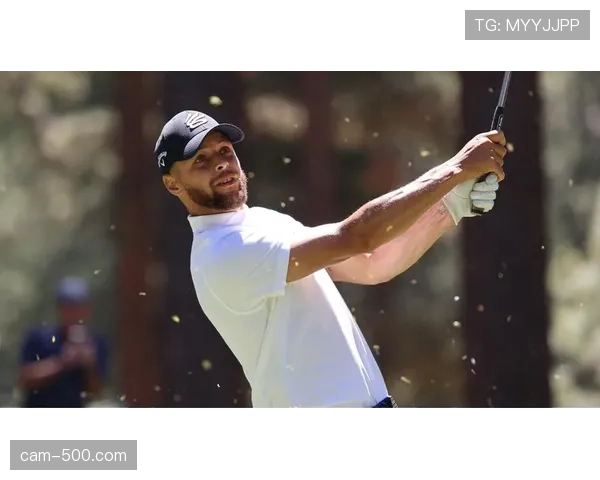 埃及夺冠时刻:队长马布鲁克高举奖杯,全场响起传统战歌 埃及夺冠时刻:队长马布鲁克高举奖杯,全场响起传统战歌